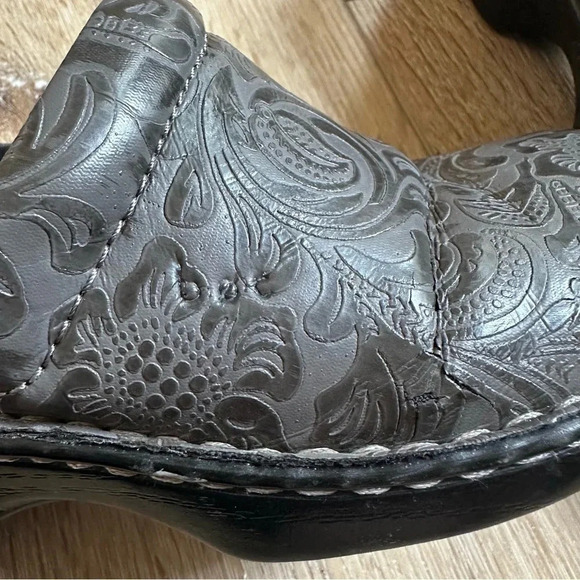 B.O.C. Born Concepts Peggy Grey Slip On Western Embossed Clog Sz 8 GUC - Picture 11 of 14